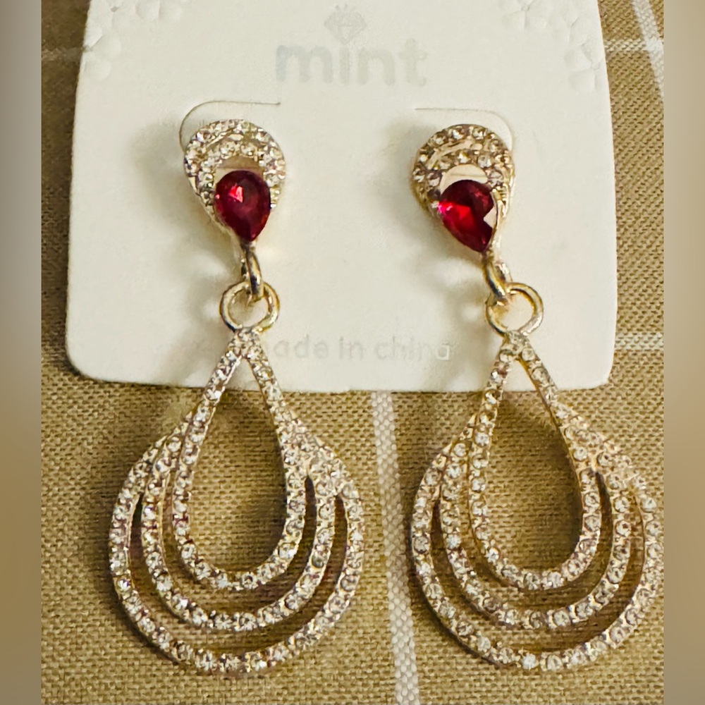 ❤️ NEW Mint Red and Clear Glass Dangle Earrings ❤️